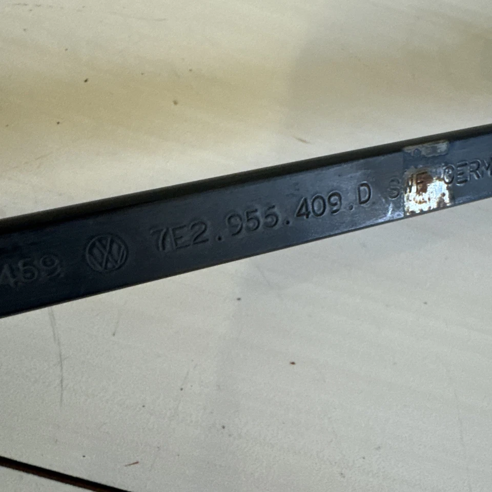 VW TRANSPORTER T6.1 FRONT RIGHT WIPER ARM AERO RHD 7E2955409D - Image 3 of 4