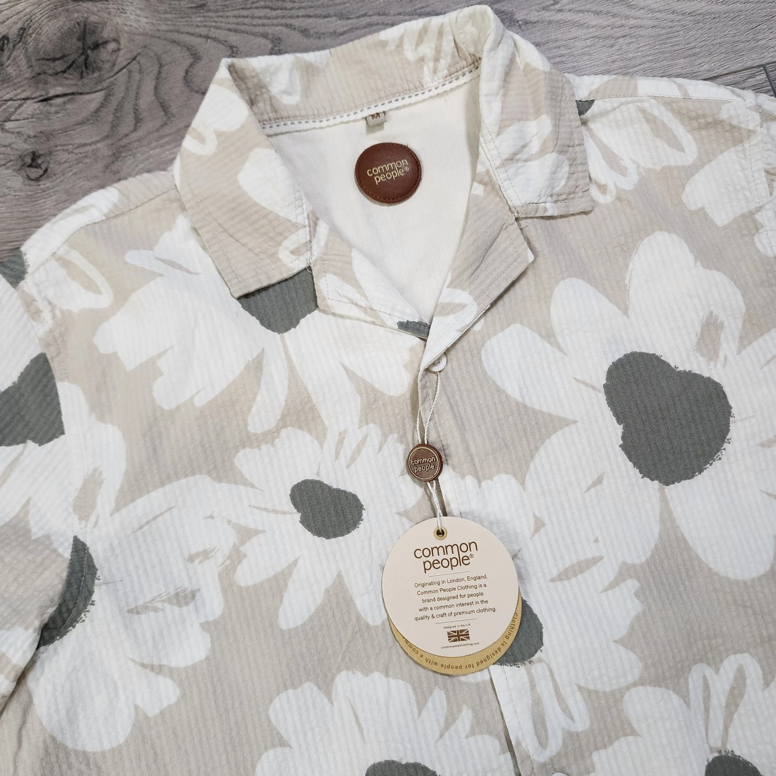Common People Men’s Cream White Floral Print Short Sleeve Shirt Size M NWT