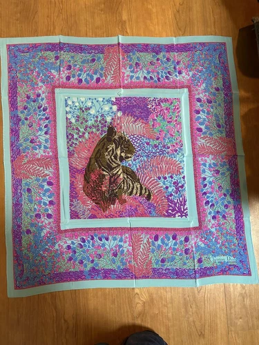 Foulard Christian Dior en soie bleu violet rose vert imprimé floral tigre