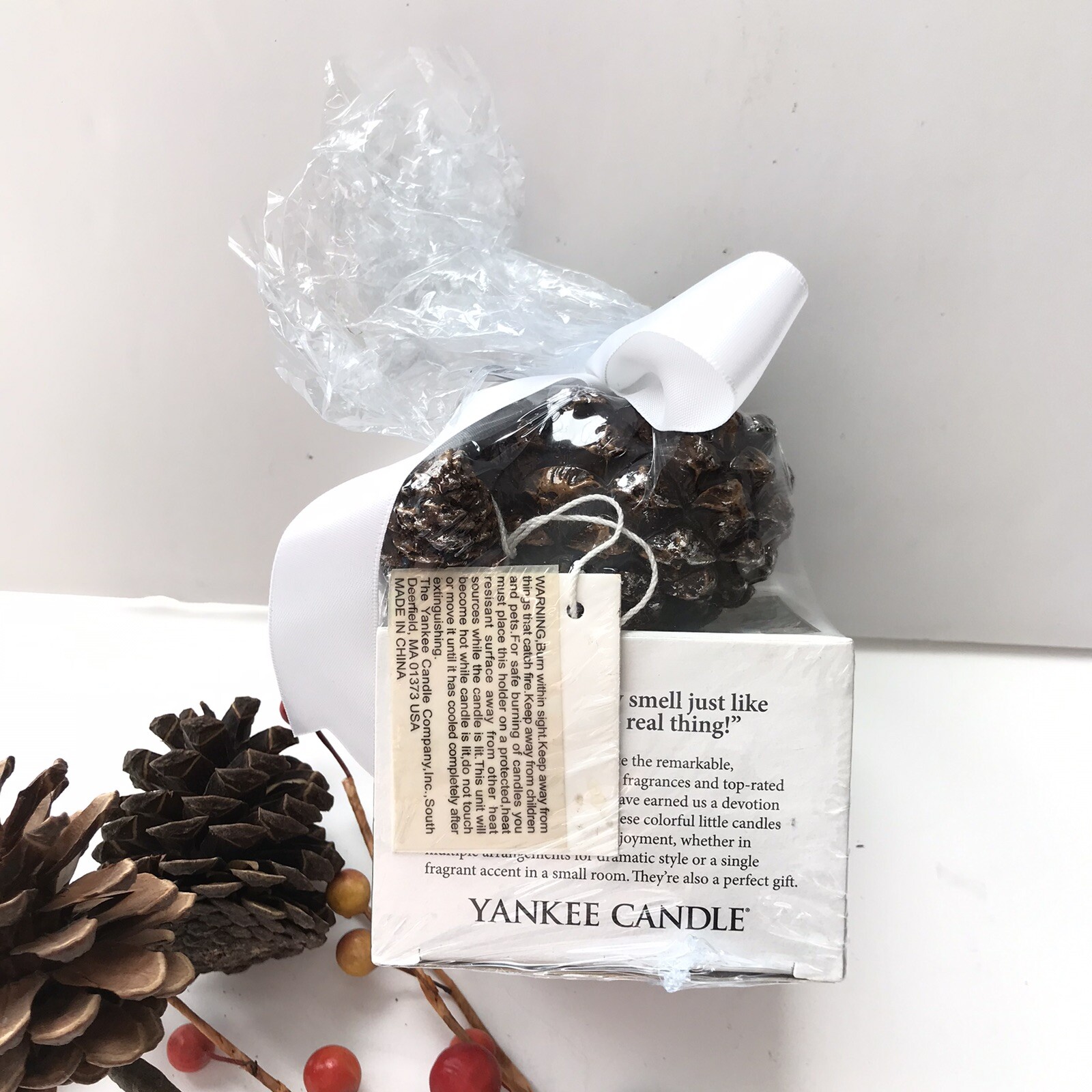 YANKEE CANDLE Gift Set 12 SPARKLING SNOW Votives with Pine Cone Holder