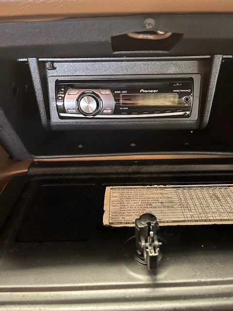 Revestimiento de guantera Pontiac LeMans GTO 1970-1972 con instalación de reproductor AM/FM/CD Pioneer Foto 2 de 4