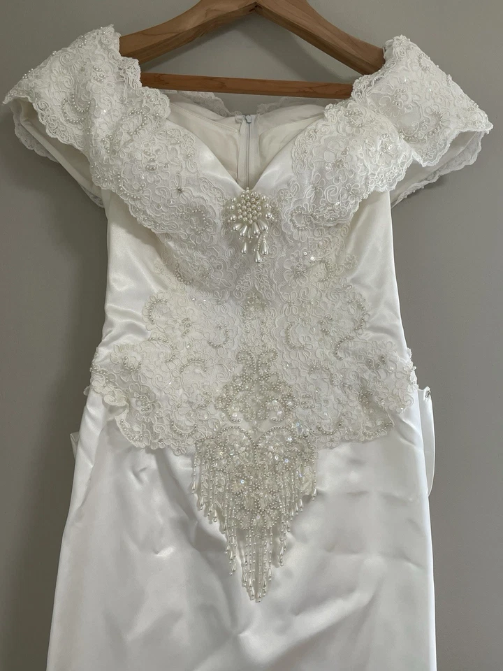 Vestido de Boda XS Funda Satén Encaje Perlas Desmontable Tren Mangas Desmontables Sombrero Foto 2 de 4