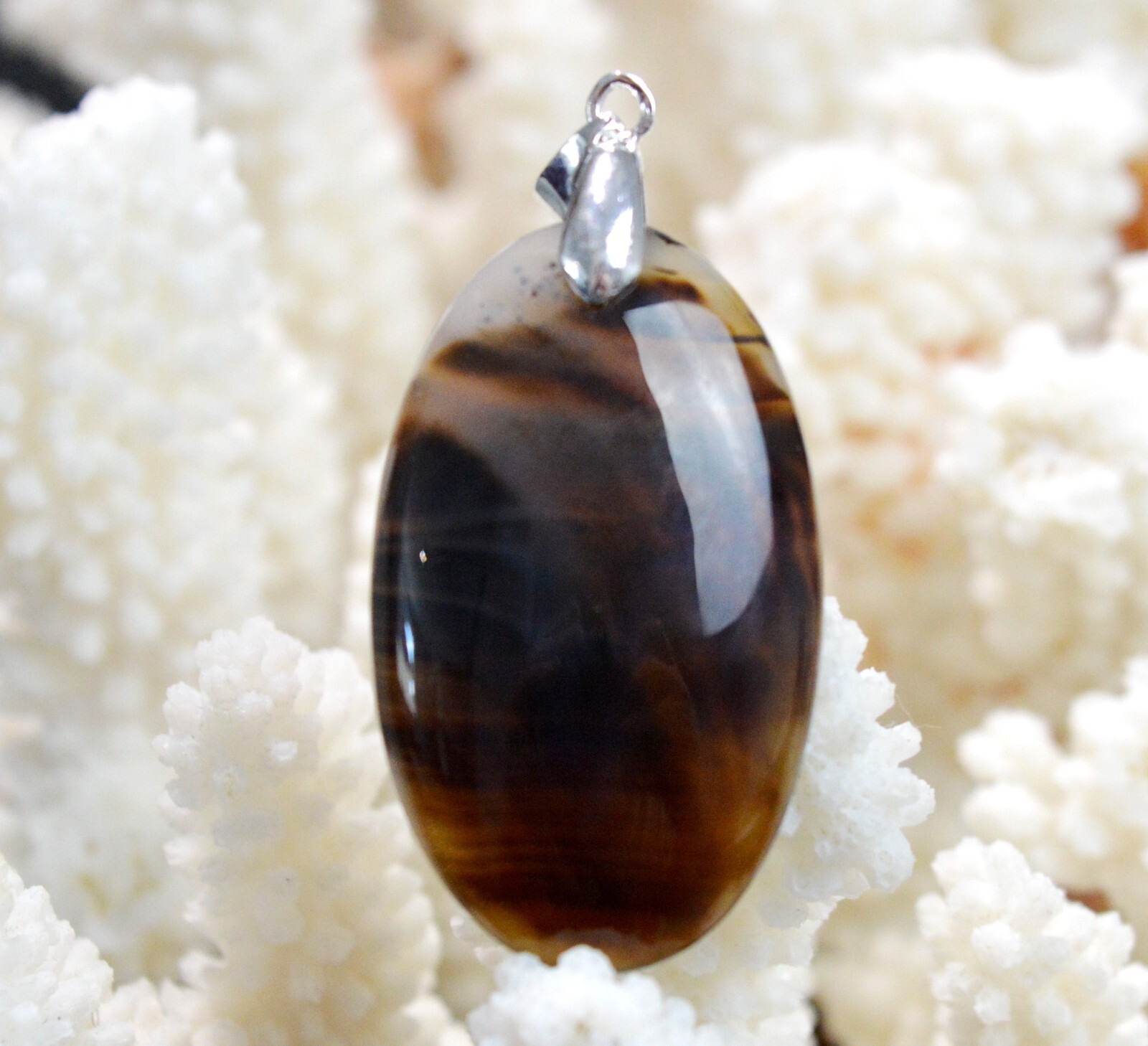 Pendentif agate du Brésil 58 carats : Le cadeau d'anniversaire idéal