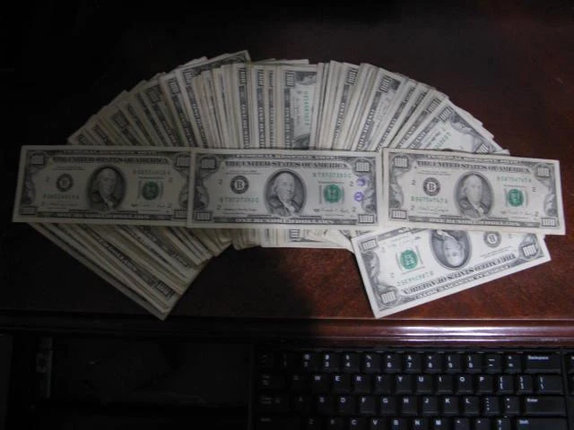 105 - $100  DOLLAR BILLS OLD STYLE SMALL HEAD NICE NOTES 148.95 PER NOTE - Image 3 of 4