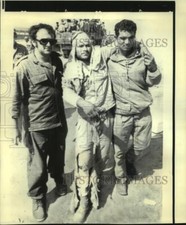 1973 Press Photo Wounded Egyptian soldier helped by Egyptian & Israeli soldiers
