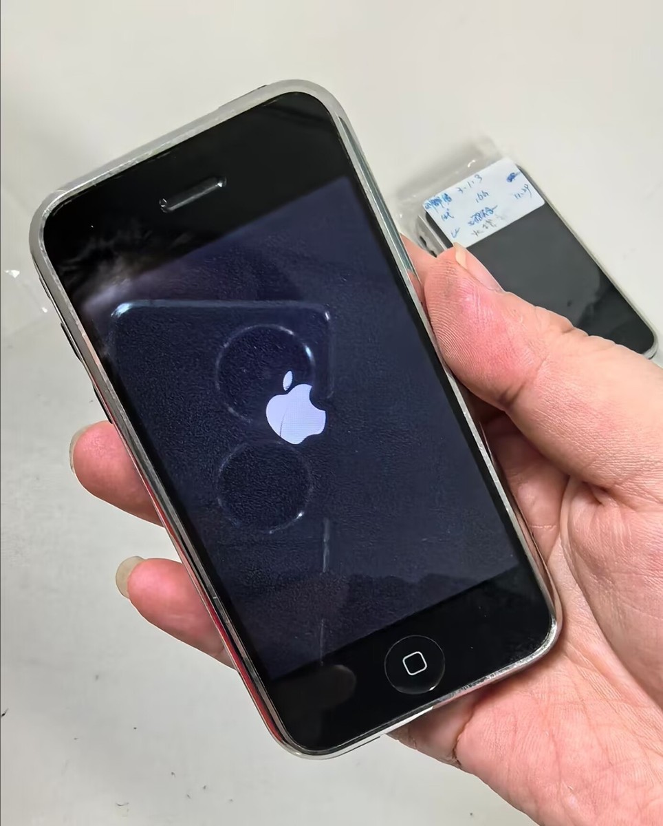 Apple iphone 2G 1st Generation 16GB sliver (Unlocked) Full working
