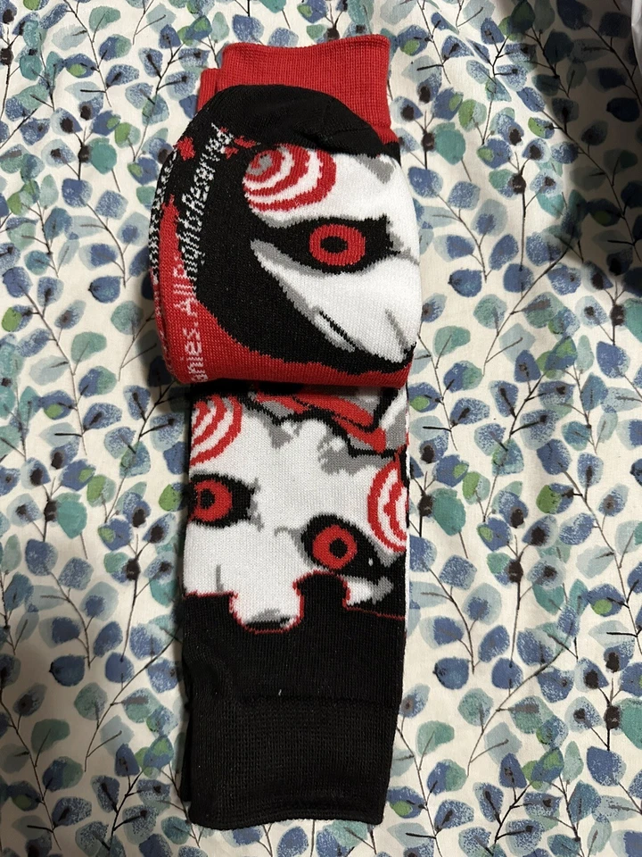 SAW Jigsaw I Want To Play A Game Horror Crew Calcetines 2 Pares Hombres 8-12 Negro Rojo NUEVO Foto 3 de 4