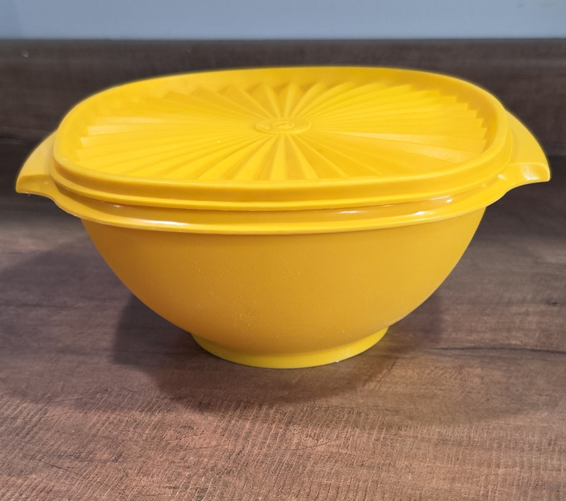Tupperware Yellow Sunburst Round Plastic Bowl w/ Lid 7x7x4 Used