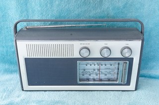 VINTAGE BUSH VTR133 BATTERIE TRAGBAR VHF/BS/MW/LW GERMANIUM TRANSISTORRADIO