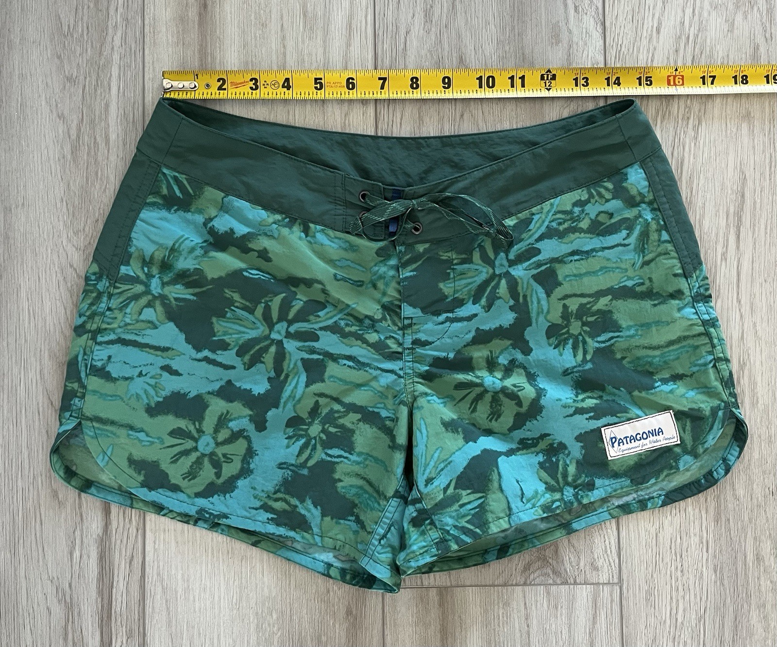 Patagonia Women's Wavefarer Boardshorts Floral Print 76594 Women’s Size 6 thumbnail 5