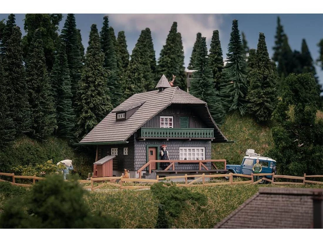 Faller 130010 H0 Jubiläumsmodell Schwarzwaldhaus mit Figur