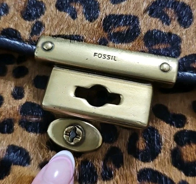 Bolso Bandolera Fossil Memoir Solapa Guepardo Negro Cuero Genuino Pelo de Becerro De Colección Foto 2 de 4