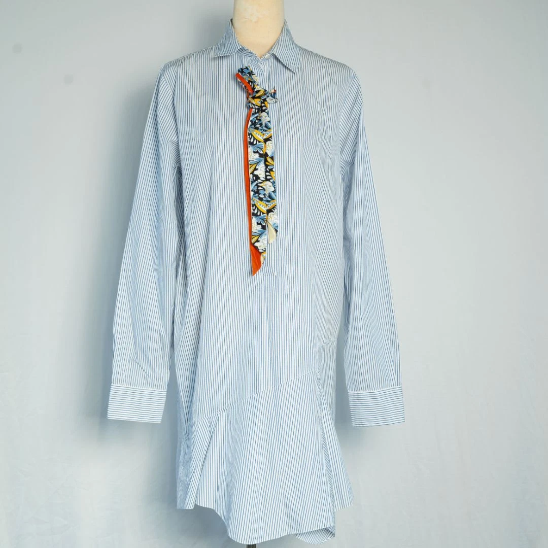 Robe chemise Christian Dior blanc bleu à rayures avec écharpe en soie