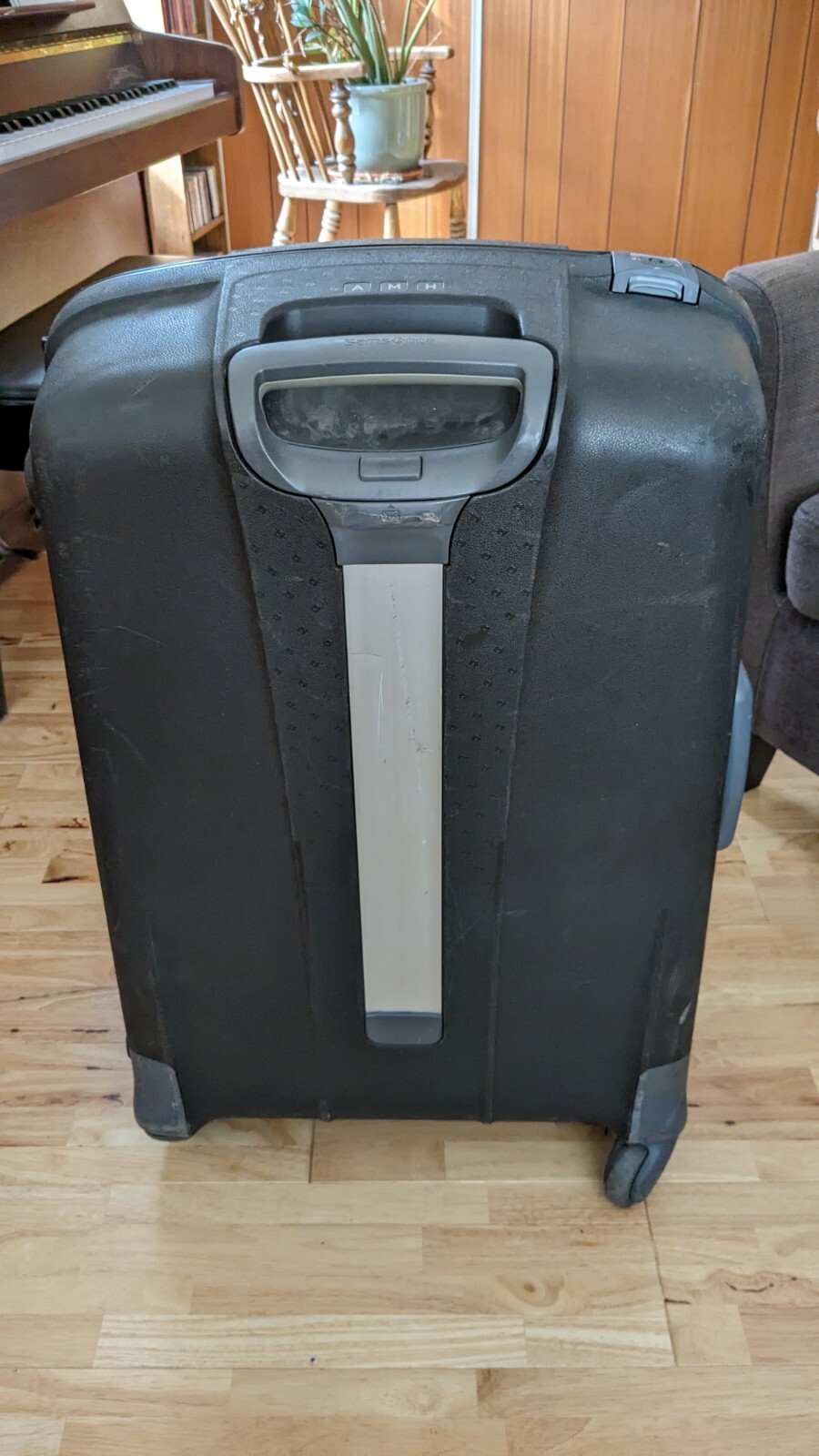 Black Samsonite Aeris spinner suitcase rigid body, 3digit
