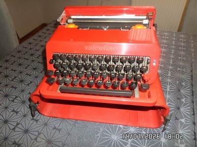 ALTE DESIGN REISE SCHREIBMASCHINE-OLIVETTI VALENTINE um 1969j.-ETTORE SOTTSASS
