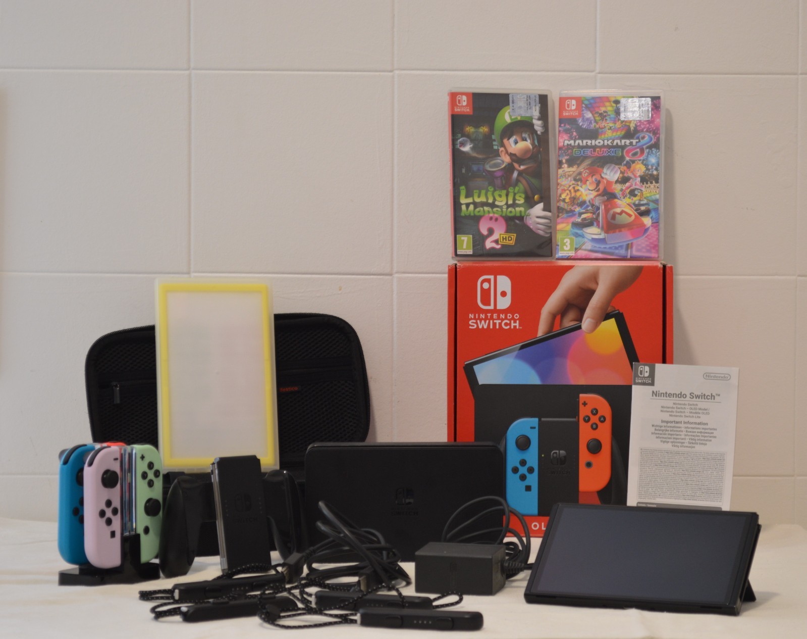 Nintendo Switch OLED Bundle Completo + Mario Kart 8 + Luigi Mansion 2 + 4 JoyCon