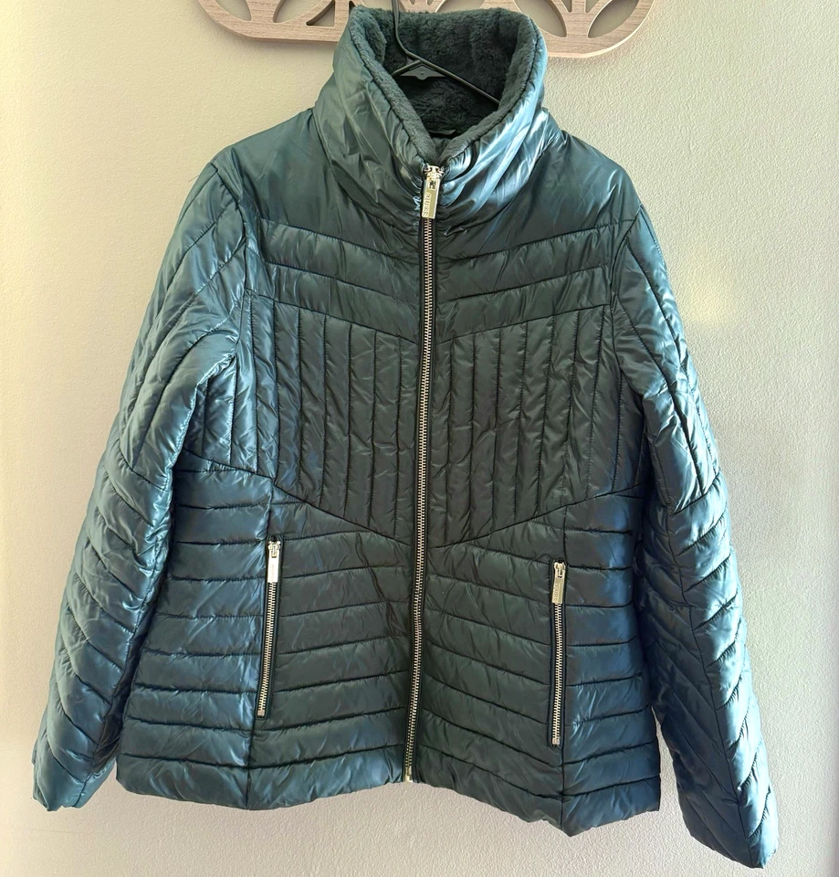 Chaqueta acolchada con cuello de piel sintética verde Guess para mujer talla pequeña Foto 2 de 4
