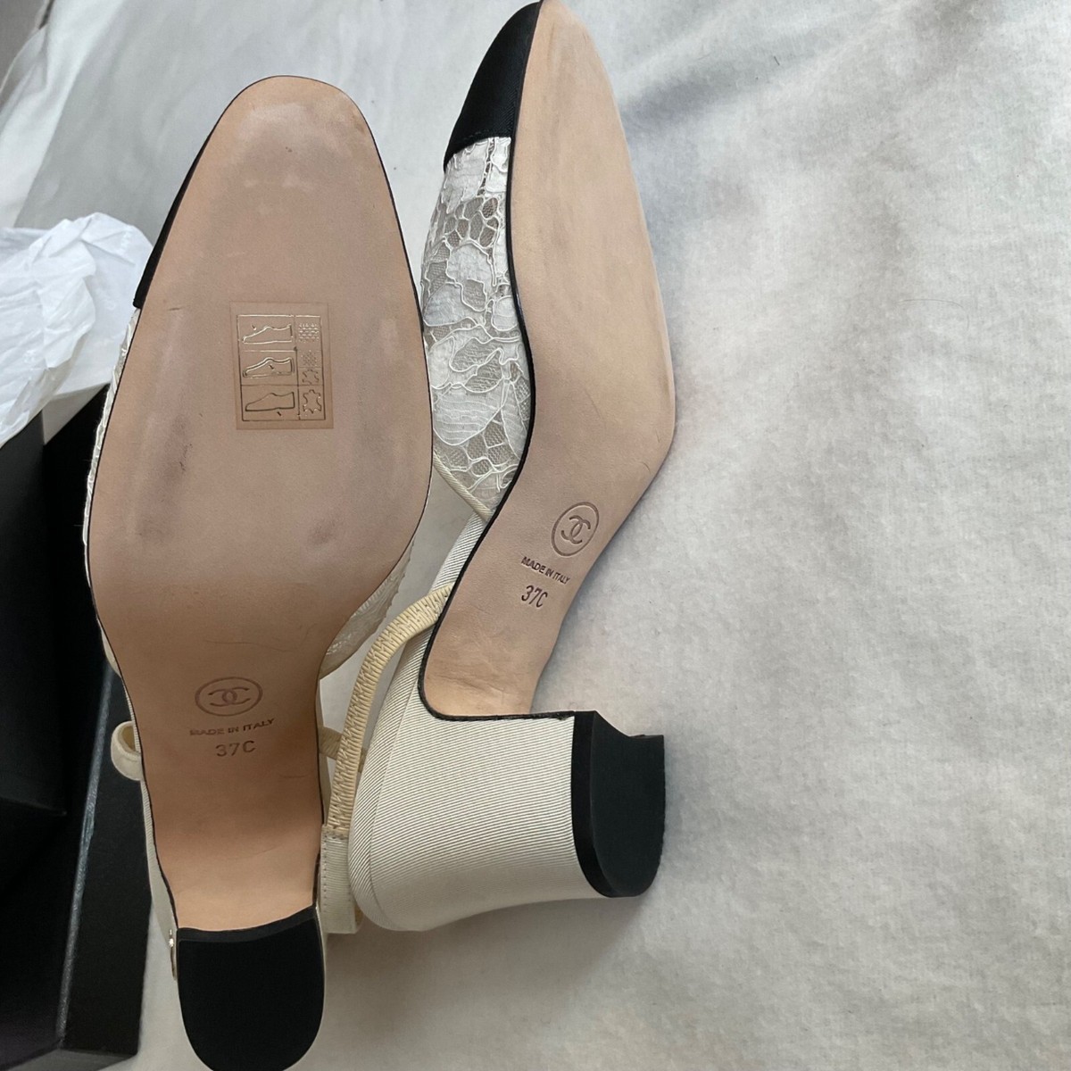 NWB CHANEL Interlocking TWO tone BLK white lace Slingback Pumps