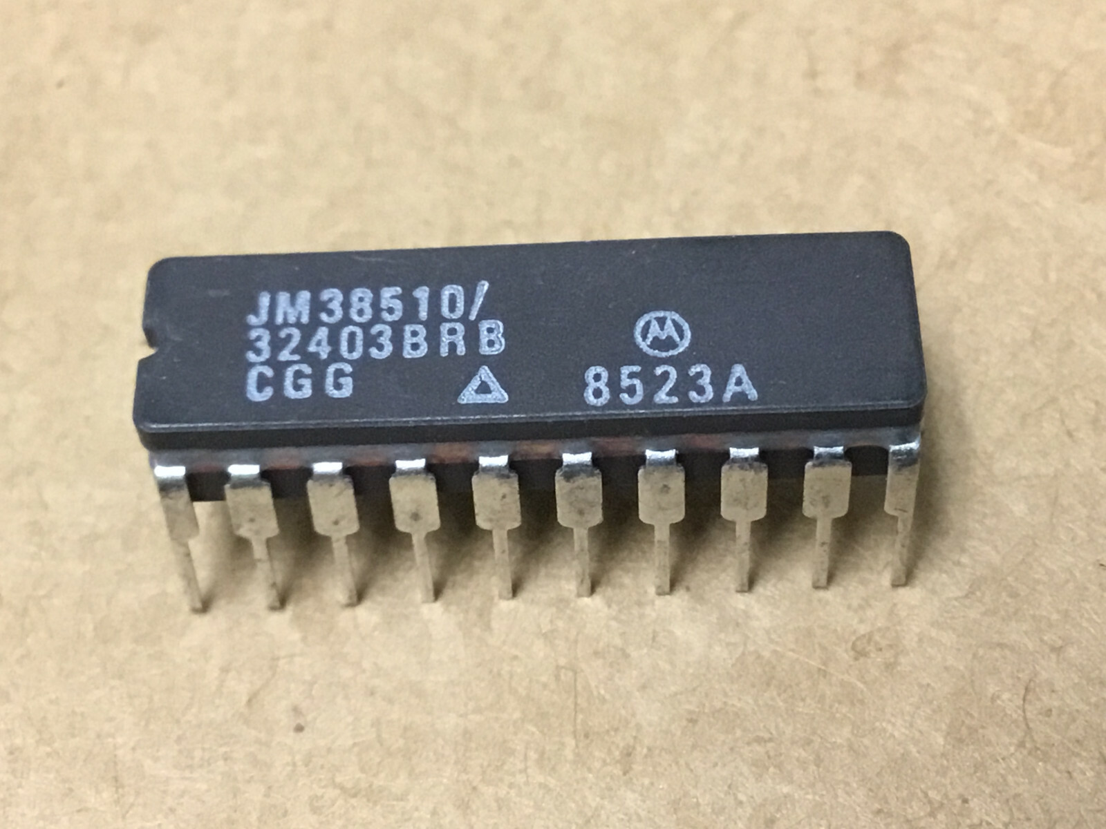 (1 PC) MOTOROLA JM38510/32403BRB LS SERIES, DUAL 4-BIT DRIVER, CDIP20