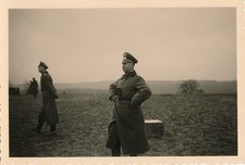 Foto WK2 Offizier im Mantel mit Schirmm&uuml;tze auf Feld &Uuml;bungsgel&auml;nde AR 215 X309