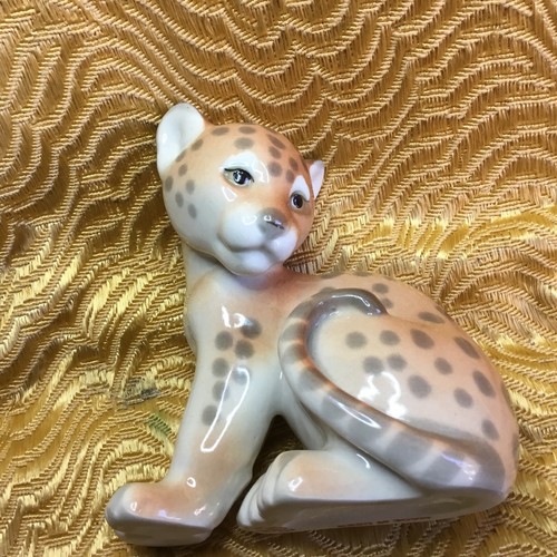 Russian Lomonosov pottery figurine of Leopard Cub 4" high 4" long 2 1/2" wide - Picture 6 of 6