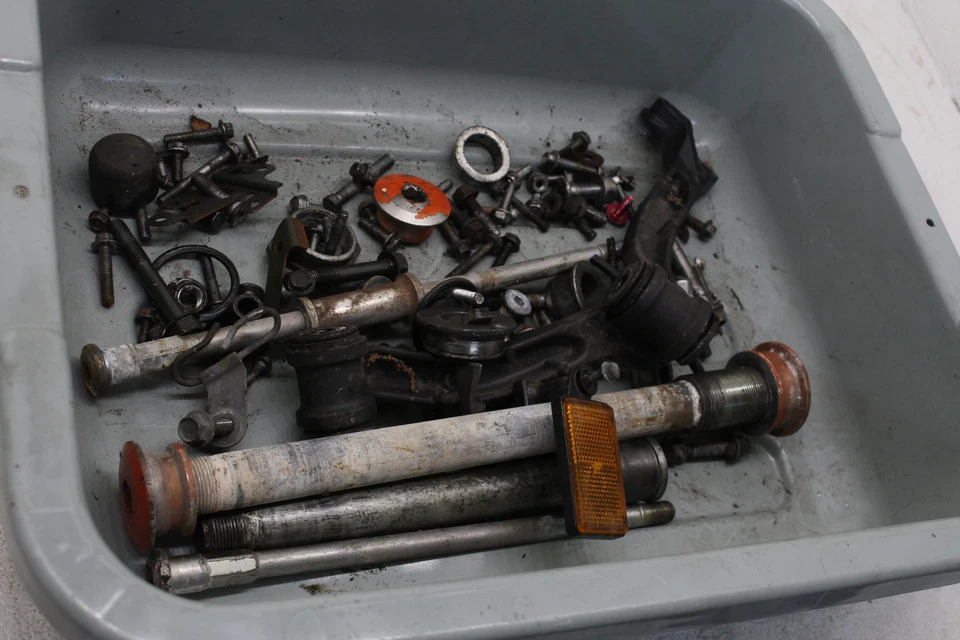 Kawasaki Ninja ZX12R 2003 OEM COLECCIÓN MISCELÁNEA DE HERRAJES, PERNOS C42D Foto 2 de 3