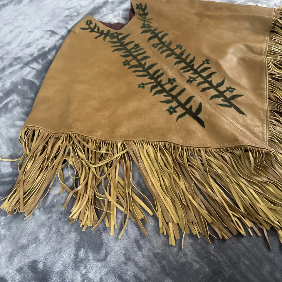 Poncho vintage com franja de couro Giorgio Mobiani - Imagem 2 de 4