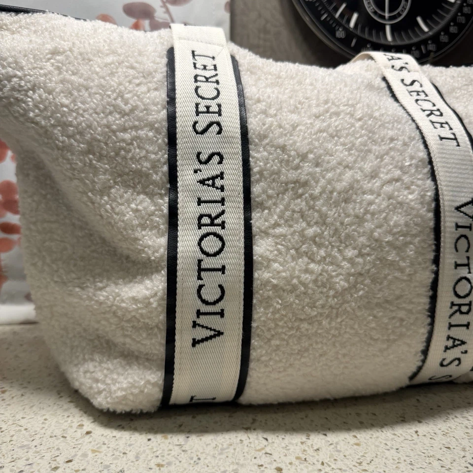 Acogedor bolso de felpa polar Victoria's Secret con cremallera blanco cierre de cremallera precio de venta sugerido por el fabricante 59 2023 USD Foto 3 de 4