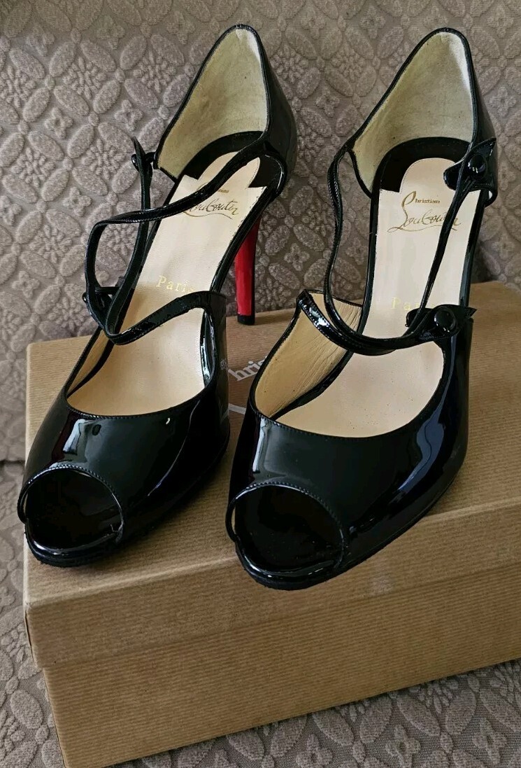 Christian Louboutin 黒 ポインテッドトゥ ハイヒール Christian Louboutin ポインテッドトゥ パンプス ブラック