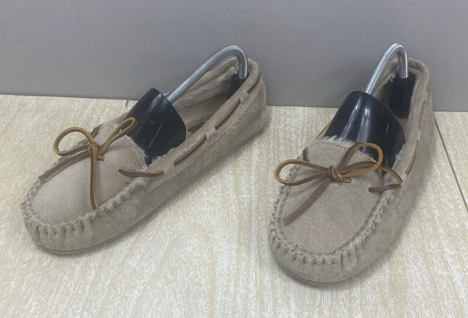Minnetonka size 9 W Moccasins slipper   soft Suede Leather - Image 4 of 4