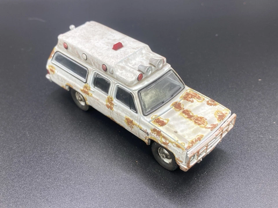 Chevy Suburban 1983 ambulancia oxidada desgastada granero encontrar 1/64 diecast personalizado Foto 4 de 4