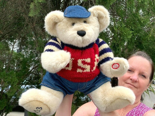 singing teddy