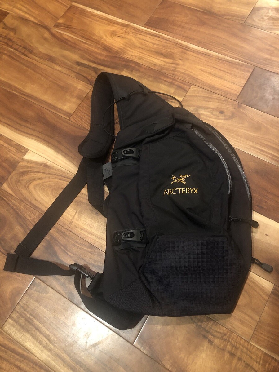 Discontinued Arc'Teryx Quiver One Shoulder Bag Body Rucksack Discontinued Arc'Teryx Quiver One Shoulder Bag Body Rucksack