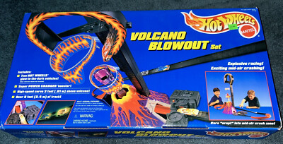Rare 1997 Mattel Hot Wheels Motorized Volcano Blowout Set- HTF - NEW