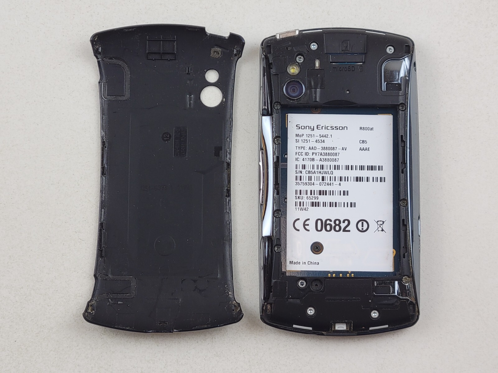 Sony Ericsson Xperia Play (R800at) 1GB - Blue (AT&T) Cell Phone - CRACKED SCREEN