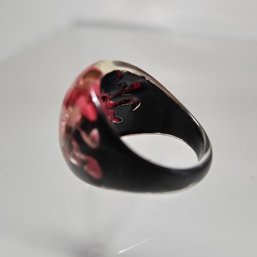 Vintage Lucite Ring Black Red Reverse Carved 1950s Midcentury Early Plastic - Picture 7 of 10