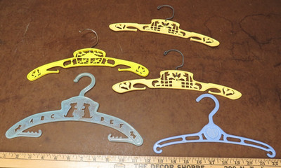 5 VTG CHILD'S PLASTIC SWIVEL HANGERS-BLUE PINK DIE-CUT CIRCUS TRAINS NY USA~EVC