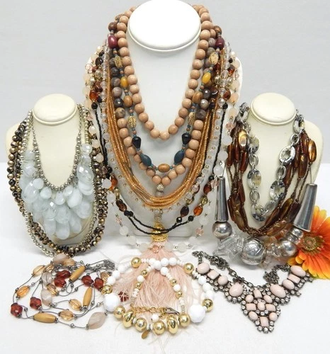 VINTAGE TO NOW COSTUME JEWELRY NECKLACE LOT, ASSORTED MATERIALS