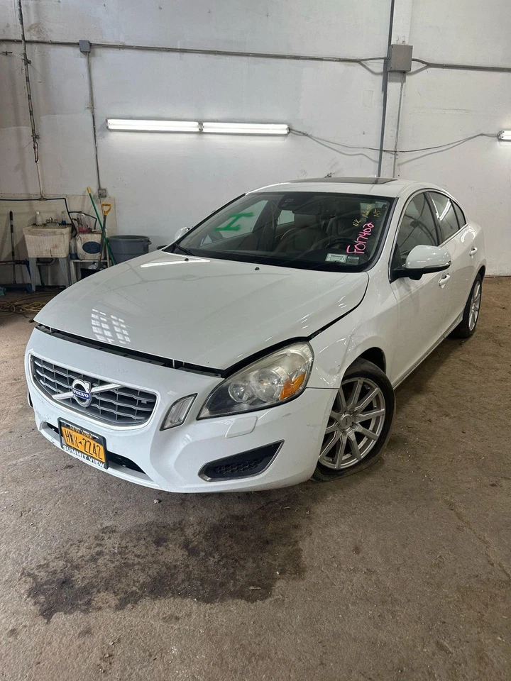 12 13 VOLVO 60 SERIES Alternator - Image 3 of 4