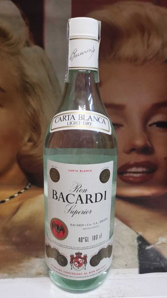 BOTELLA RON BACARDI  SUPERIOR CARTA BLANCA LICHT DRY MALAGA 40º 100 CL. AÑOS 80