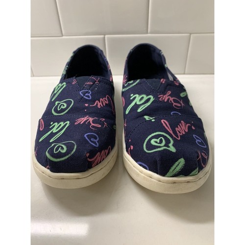 TOMS Shoes Youth Sz 5 Navy Griffiti Canvas Slip On Sneakers Spell Outs Comfort - Picture 2 of 8