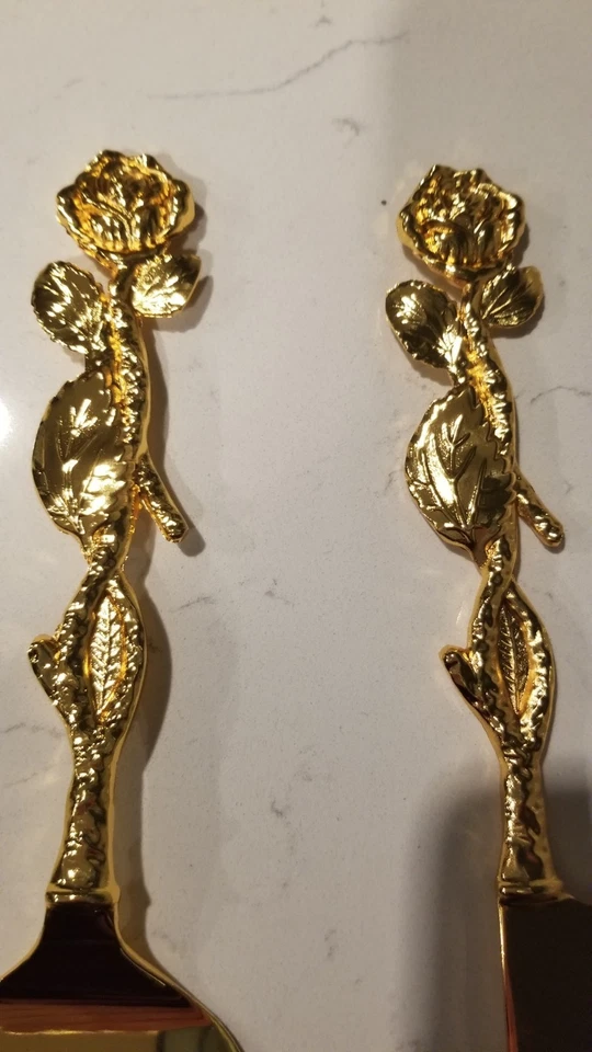 Juego de cuchillos y servidores dorados para pasteles de boda vintage y clásicos (caja abierta) Foto 2 de 4