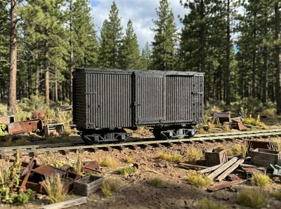 On30 Shorty Black Boxcar with trucks