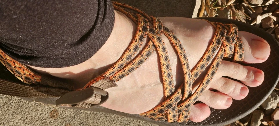 Sandálias femininas Chaco tamanho 8 marrom laranja tecido tiras natureza ao ar livre caminhada marrom - Imagem 2 de 4