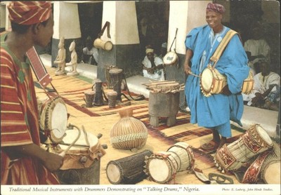 Nigeria sprechende Trommeln Schlagzeuger Musik John Hinde Vintage Postkarte afrikanische Kultur