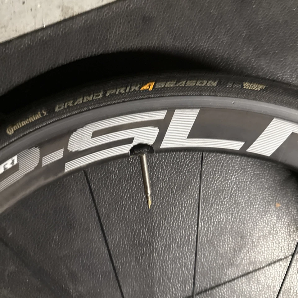 Rueda delantera de carbono cubierta Giant P-SLR 700 C con neumático Grand Prix 4000 Foto 3 de 4