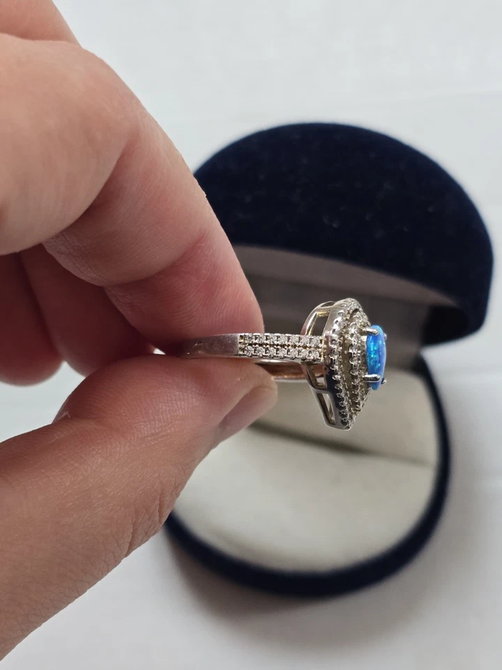 Anello In Argento Con Opale Blu A Goccia E Doppia Fila Di Zirconi Eleganti - Immagine 4 di 4