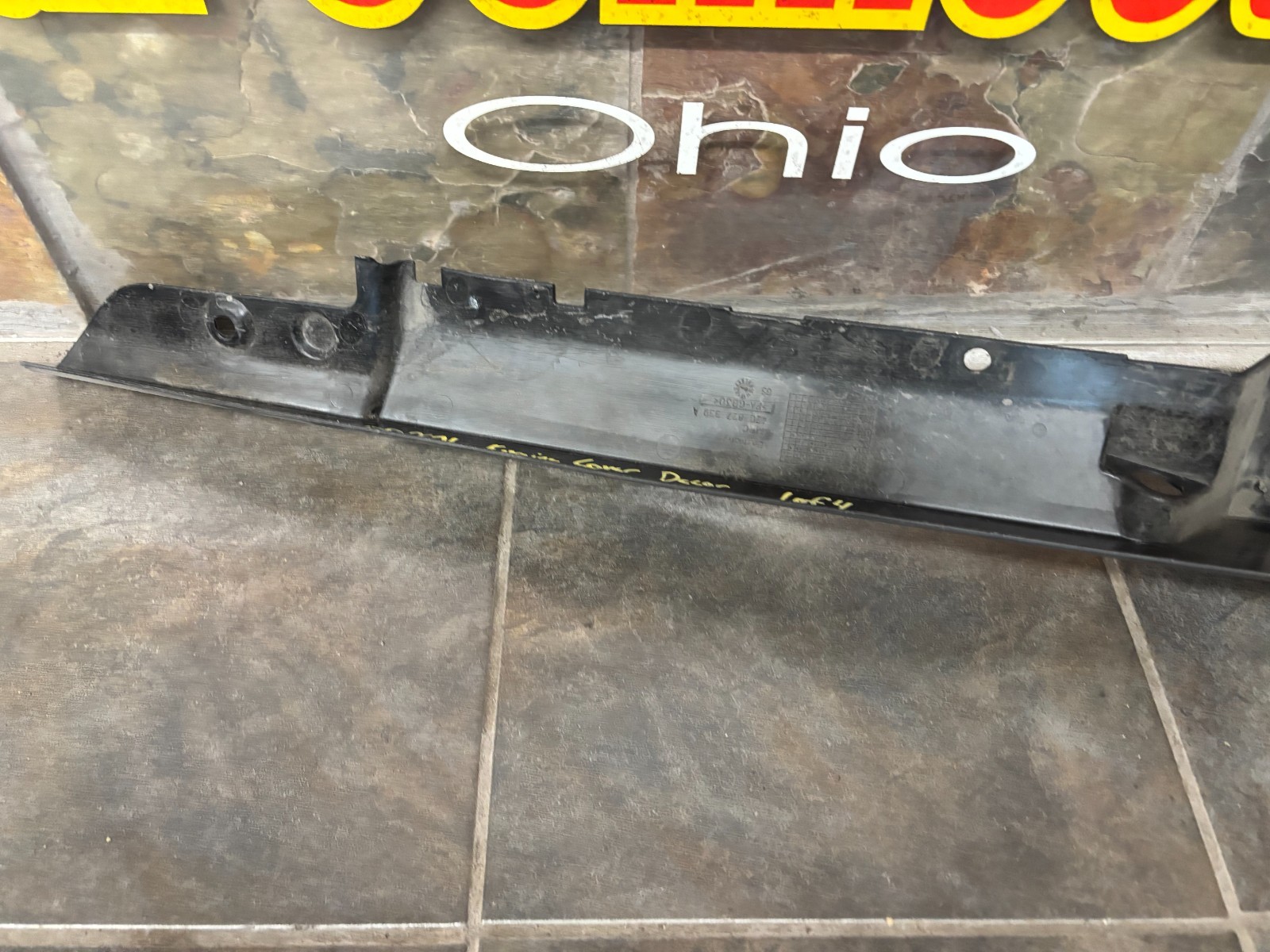 420 827 339 AUDI R8 BUMPER VENT GRILL OEM