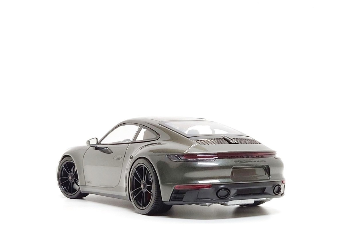 Minichamps 1:18 Porsche 911 Carrera 4 GTS (992) in Aventurine
