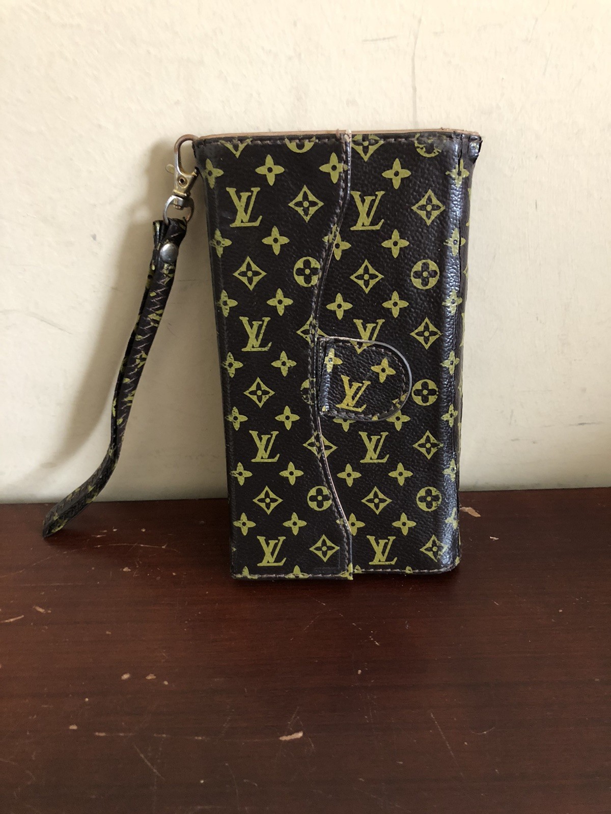 Louis Vuitton Brown Monogram Folio-style Phone Wallet Case 6G5.5